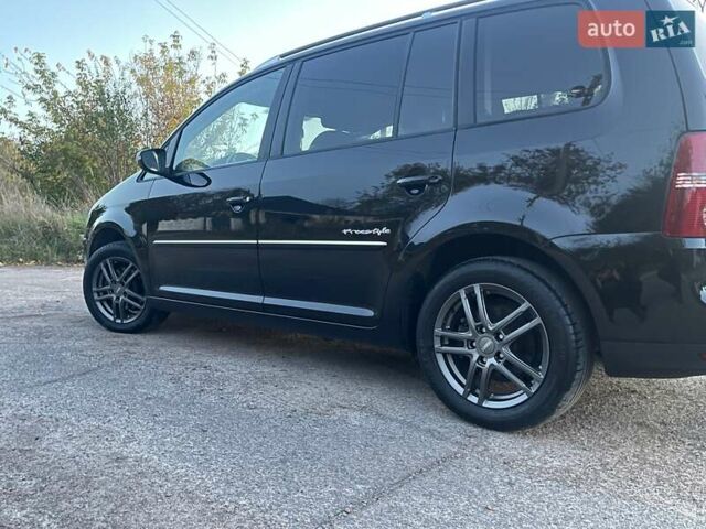 Черный Фольксваген Туран, объемом двигателя 1.4 л и пробегом 238 тыс. км за 7888 $, фото 116 на Automoto.ua