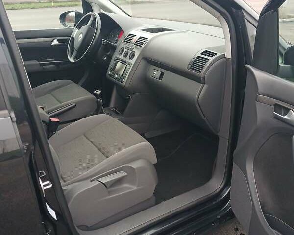 Черный Фольксваген Туран, объемом двигателя 1.6 л и пробегом 249 тыс. км за 7999 $, фото 38 на Automoto.ua