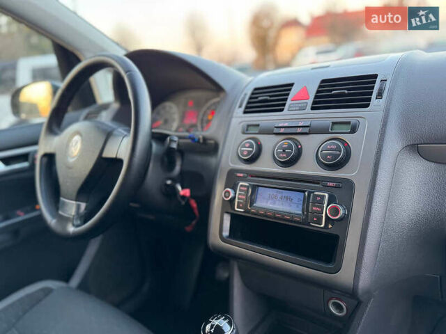 Черный Фольксваген Туран, объемом двигателя 1.6 л и пробегом 215 тыс. км за 7890 $, фото 42 на Automoto.ua