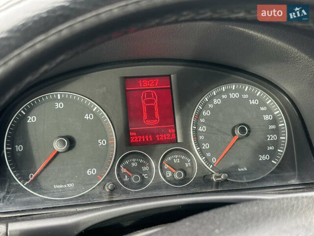 Чорний Фольксваген Туран, об'ємом двигуна 1.97 л та пробігом 336 тис. км за 8200 $, фото 41 на Automoto.ua