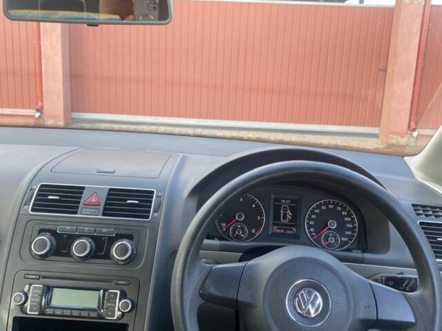 Черный Фольксваген Туран, объемом двигателя 1.6 л и пробегом 300 тыс. км за 4196 $, фото 5 на Automoto.ua