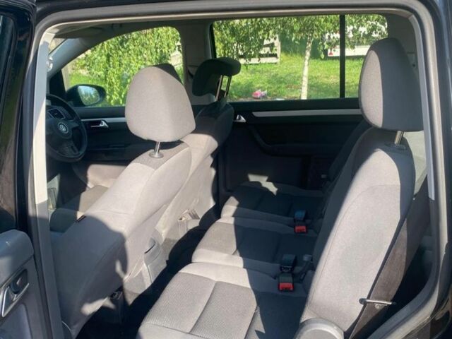 Черный Фольксваген Туран, объемом двигателя 1.6 л и пробегом 300 тыс. км за 4196 $, фото 3 на Automoto.ua