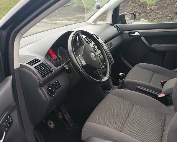 Черный Фольксваген Туран, объемом двигателя 1.6 л и пробегом 249 тыс. км за 7999 $, фото 3 на Automoto.ua