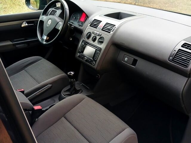 Чорний Фольксваген Туран, об'ємом двигуна 1.6 л та пробігом 249 тис. км за 8499 $, фото 10 на Automoto.ua