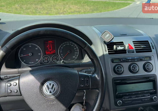 Черный Фольксваген Туран, объемом двигателя 1.97 л и пробегом 285 тыс. км за 7100 $, фото 7 на Automoto.ua