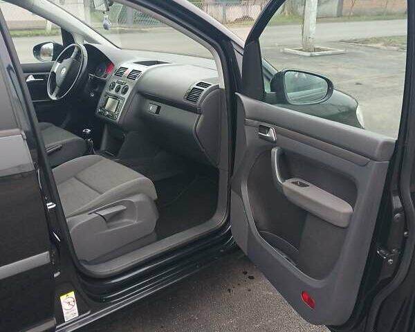 Черный Фольксваген Туран, объемом двигателя 1.6 л и пробегом 249 тыс. км за 7999 $, фото 41 на Automoto.ua