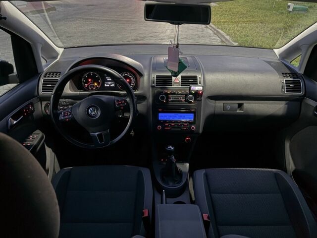 Черный Фольксваген Туран, объемом двигателя 1.6 л и пробегом 280 тыс. км за 11200 $, фото 3 на Automoto.ua