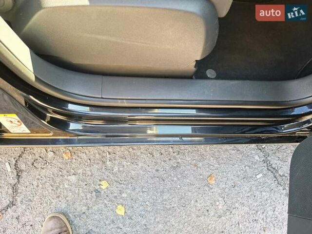 Черный Фольксваген Туран, объемом двигателя 1.6 л и пробегом 275 тыс. км за 9600 $, фото 54 на Automoto.ua