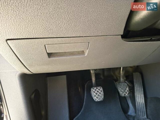 Черный Фольксваген Туран, объемом двигателя 1.6 л и пробегом 275 тыс. км за 9600 $, фото 62 на Automoto.ua