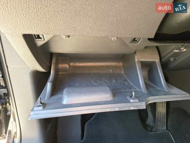 Черный Фольксваген Туран, объемом двигателя 1.6 л и пробегом 275 тыс. км за 9600 $, фото 63 на Automoto.ua