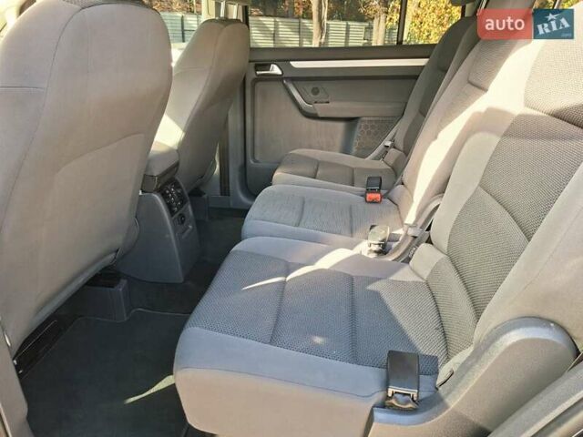 Черный Фольксваген Туран, объемом двигателя 1.6 л и пробегом 275 тыс. км за 9600 $, фото 31 на Automoto.ua