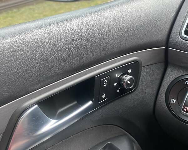 Черный Фольксваген Туран, объемом двигателя 1.97 л и пробегом 269 тыс. км за 11000 $, фото 10 на Automoto.ua