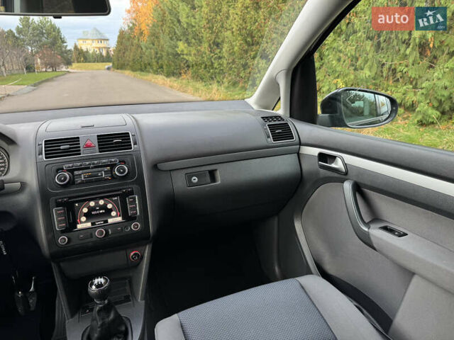 Черный Фольксваген Туран, объемом двигателя 1.6 л и пробегом 185 тыс. км за 11300 $, фото 34 на Automoto.ua