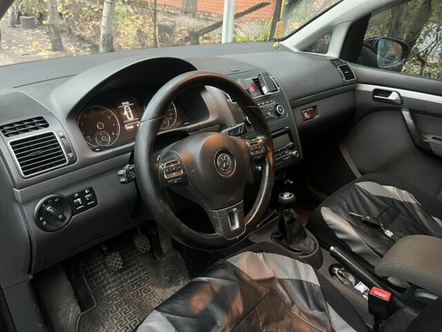 Черный Фольксваген Туран, объемом двигателя 1.4 л и пробегом 175 тыс. км за 7500 $, фото 5 на Automoto.ua