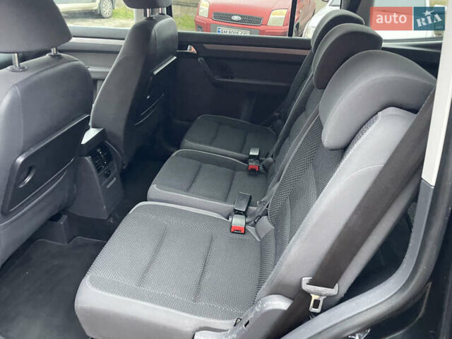 Черный Фольксваген Туран, объемом двигателя 1.6 л и пробегом 333 тыс. км за 9300 $, фото 18 на Automoto.ua