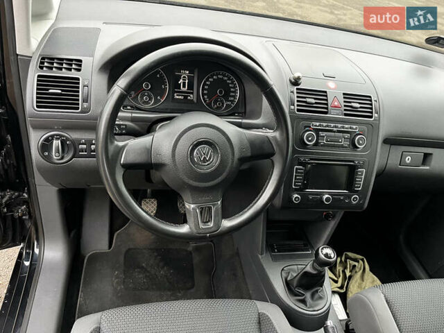 Черный Фольксваген Туран, объемом двигателя 1.6 л и пробегом 296 тыс. км за 9999 $, фото 18 на Automoto.ua