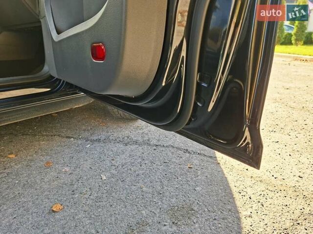 Черный Фольксваген Туран, объемом двигателя 1.6 л и пробегом 275 тыс. км за 9600 $, фото 53 на Automoto.ua