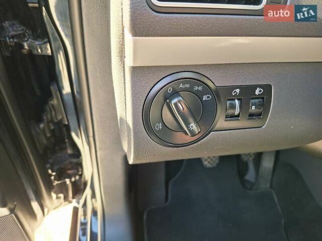 Черный Фольксваген Туран, объемом двигателя 1.6 л и пробегом 275 тыс. км за 9600 $, фото 61 на Automoto.ua