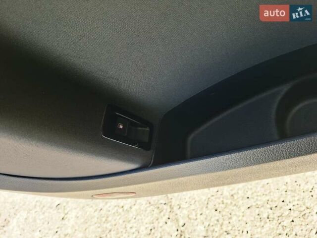 Черный Фольксваген Туран, объемом двигателя 1.6 л и пробегом 275 тыс. км за 9600 $, фото 27 на Automoto.ua