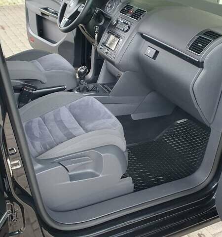 Черный Фольксваген Туран, объемом двигателя 1.98 л и пробегом 255 тыс. км за 12400 $, фото 7 на Automoto.ua