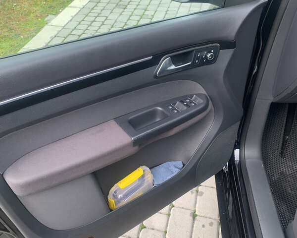 Черный Фольксваген Туран, объемом двигателя 1.97 л и пробегом 205 тыс. км за 12500 $, фото 10 на Automoto.ua