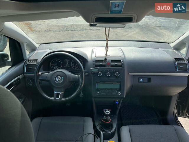 Черный Фольксваген Туран, объемом двигателя 1.6 л и пробегом 280 тыс. км за 9300 $, фото 6 на Automoto.ua