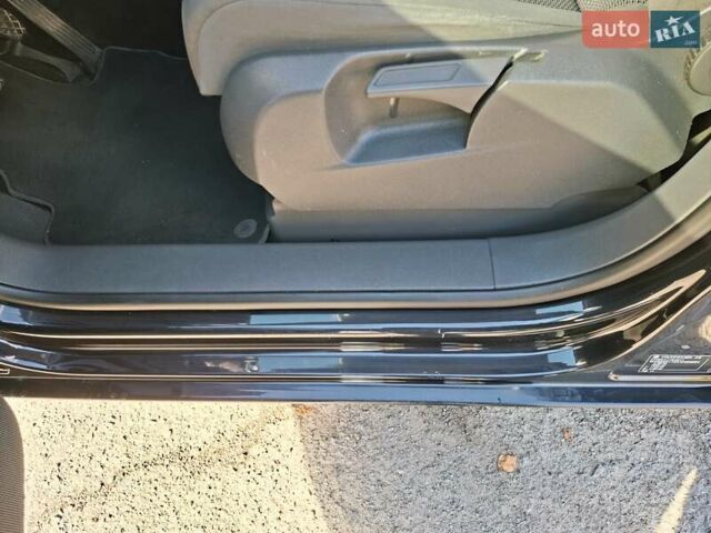 Черный Фольксваген Туран, объемом двигателя 1.6 л и пробегом 275 тыс. км за 9600 $, фото 21 на Automoto.ua