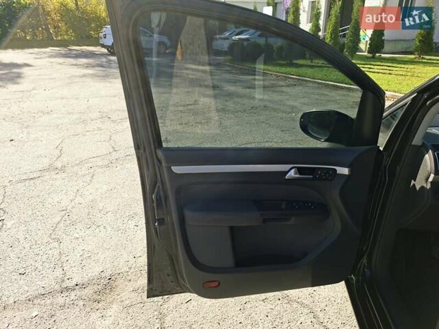 Черный Фольксваген Туран, объемом двигателя 1.6 л и пробегом 275 тыс. км за 9600 $, фото 19 на Automoto.ua