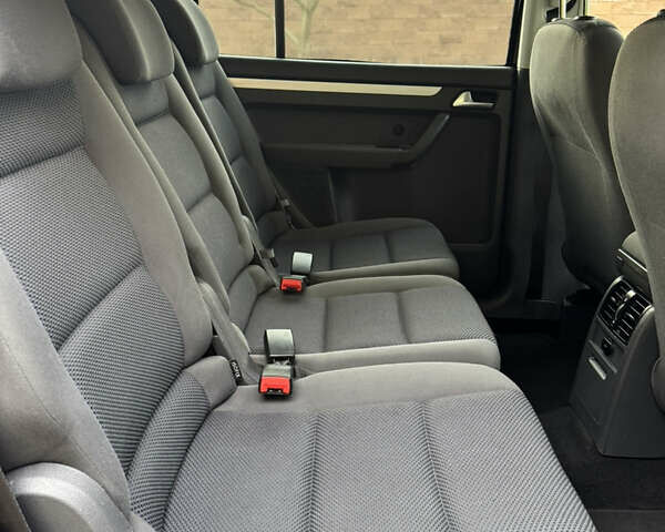 Черный Фольксваген Туран, объемом двигателя 1.6 л и пробегом 185 тыс. км за 11300 $, фото 52 на Automoto.ua