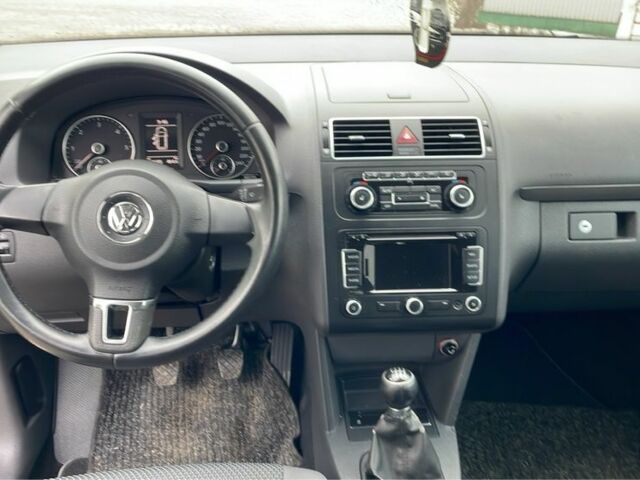 Черный Фольксваген Туран, объемом двигателя 1.6 л и пробегом 333 тыс. км за 8900 $, фото 5 на Automoto.ua