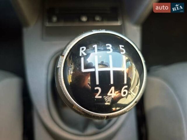 Черный Фольксваген Туран, объемом двигателя 1.6 л и пробегом 275 тыс. км за 9600 $, фото 75 на Automoto.ua