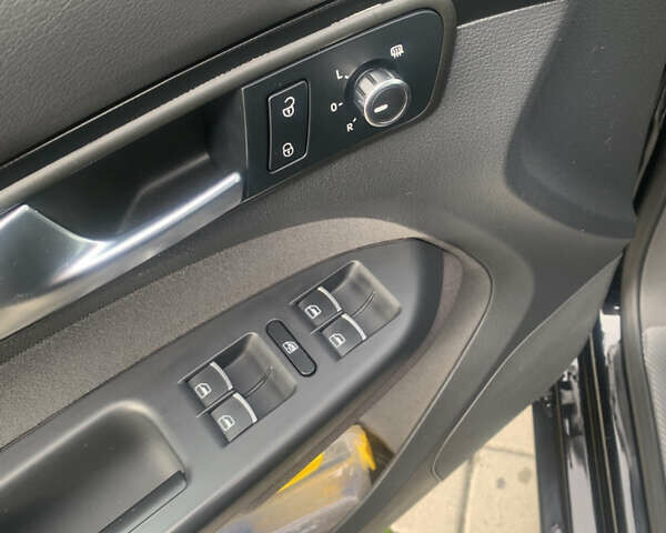 Черный Фольксваген Туран, объемом двигателя 1.97 л и пробегом 205 тыс. км за 12500 $, фото 12 на Automoto.ua