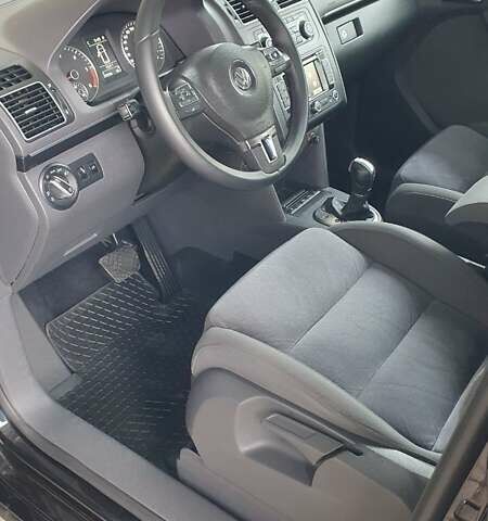 Черный Фольксваген Туран, объемом двигателя 1.98 л и пробегом 255 тыс. км за 12400 $, фото 9 на Automoto.ua