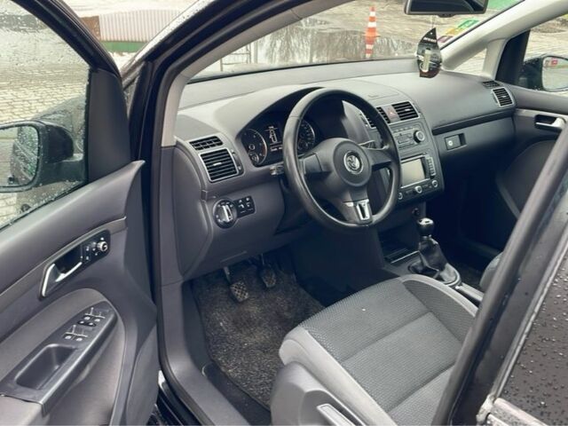 Черный Фольксваген Туран, объемом двигателя 1.6 л и пробегом 333 тыс. км за 8900 $, фото 4 на Automoto.ua