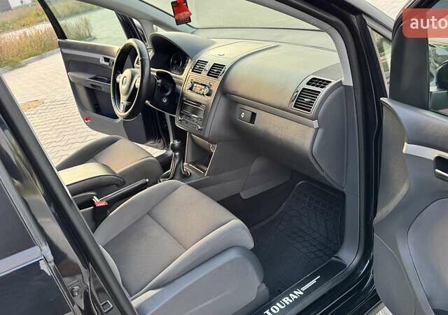 Черный Фольксваген Туран, объемом двигателя 1.6 л и пробегом 256 тыс. км за 8999 $, фото 22 на Automoto.ua