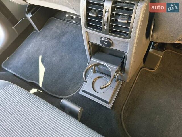 Черный Фольксваген Туран, объемом двигателя 1.6 л и пробегом 275 тыс. км за 9600 $, фото 50 на Automoto.ua