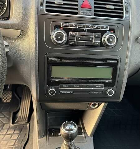 Черный Фольксваген Туран, объемом двигателя 1.6 л и пробегом 256 тыс. км за 8999 $, фото 14 на Automoto.ua