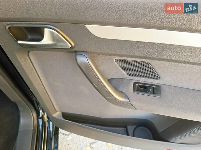 Черный Фольксваген Туран, объемом двигателя 1.6 л и пробегом 275 тыс. км за 9600 $, фото 45 на Automoto.ua