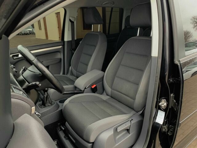 Черный Фольксваген Туран, объемом двигателя 2 л и пробегом 283 тыс. км за 12555 $, фото 10 на Automoto.ua