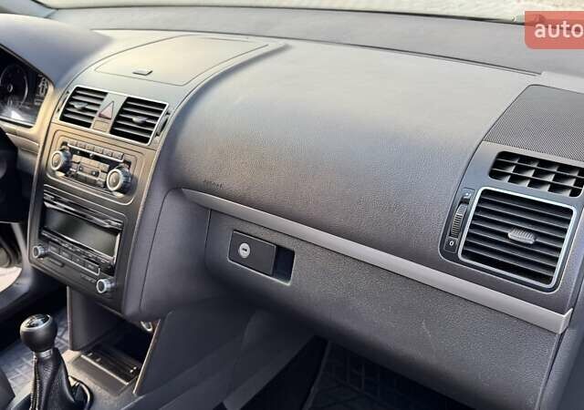 Черный Фольксваген Туран, объемом двигателя 1.6 л и пробегом 256 тыс. км за 8999 $, фото 23 на Automoto.ua