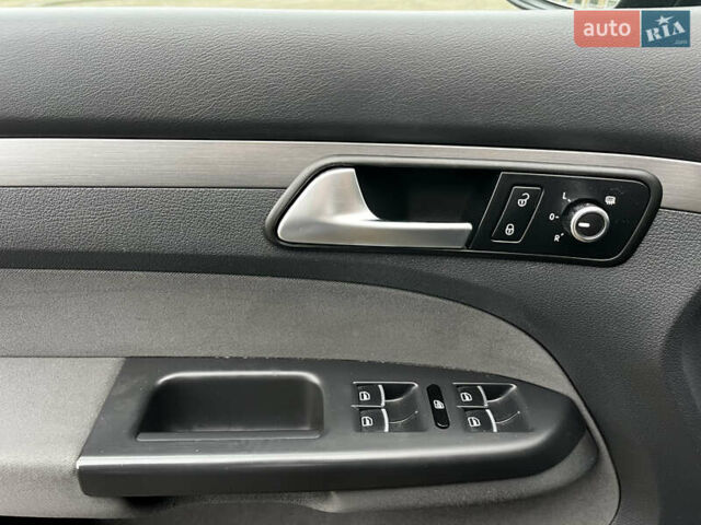 Черный Фольксваген Туран, объемом двигателя 1.6 л и пробегом 296 тыс. км за 9999 $, фото 17 на Automoto.ua