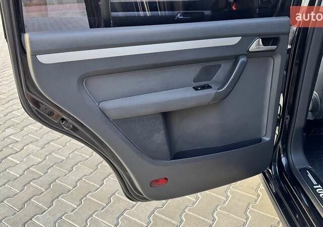 Черный Фольксваген Туран, объемом двигателя 1.6 л и пробегом 256 тыс. км за 8999 $, фото 16 на Automoto.ua