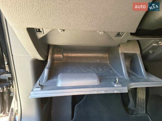 Черный Фольксваген Туран, объемом двигателя 1.6 л и пробегом 275 тыс. км за 9600 $, фото 64 на Automoto.ua