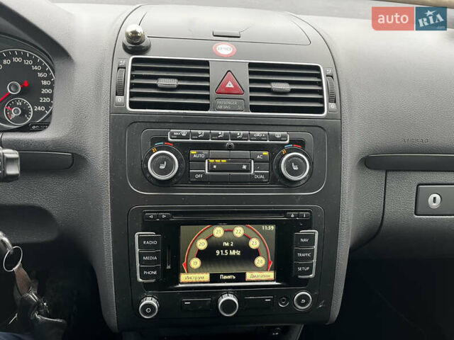 Черный Фольксваген Туран, объемом двигателя 1.6 л и пробегом 296 тыс. км за 9999 $, фото 22 на Automoto.ua