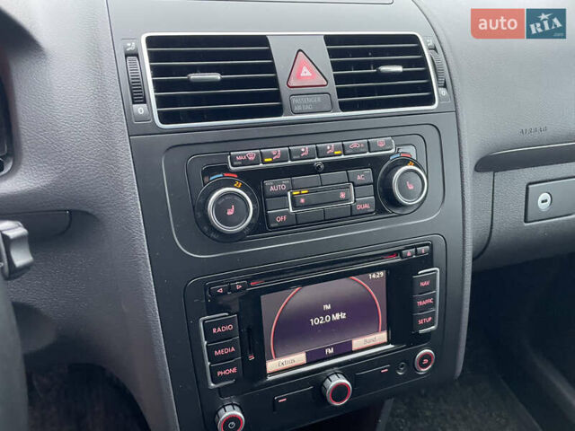 Черный Фольксваген Туран, объемом двигателя 1.6 л и пробегом 333 тыс. км за 9300 $, фото 14 на Automoto.ua