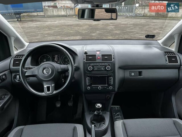 Черный Фольксваген Туран, объемом двигателя 1.6 л и пробегом 296 тыс. км за 9999 $, фото 15 на Automoto.ua