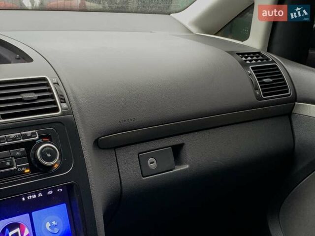 Черный Фольксваген Туран, объемом двигателя 2 л и пробегом 283 тыс. км за 12555 $, фото 52 на Automoto.ua