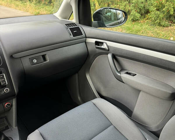 Чорний Фольксваген Туран, об'ємом двигуна 1.6 л та пробігом 185 тис. км за 11650 $, фото 34 на Automoto.ua