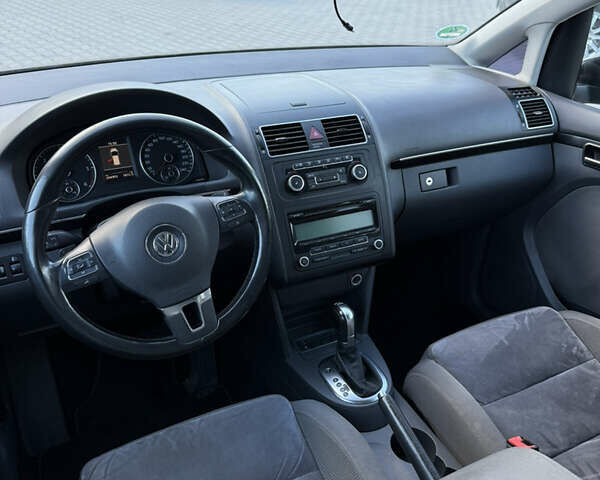 Чорний Фольксваген Туран, об'ємом двигуна 1.6 л та пробігом 265 тис. км за 10700 $, фото 28 на Automoto.ua