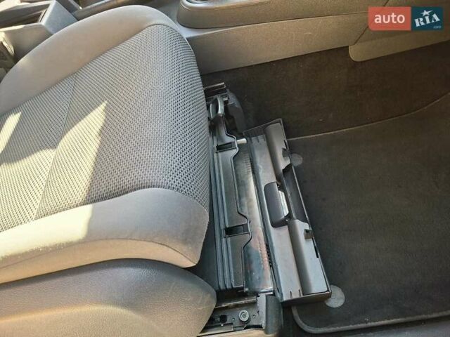 Черный Фольксваген Туран, объемом двигателя 1.6 л и пробегом 275 тыс. км за 9600 $, фото 57 на Automoto.ua